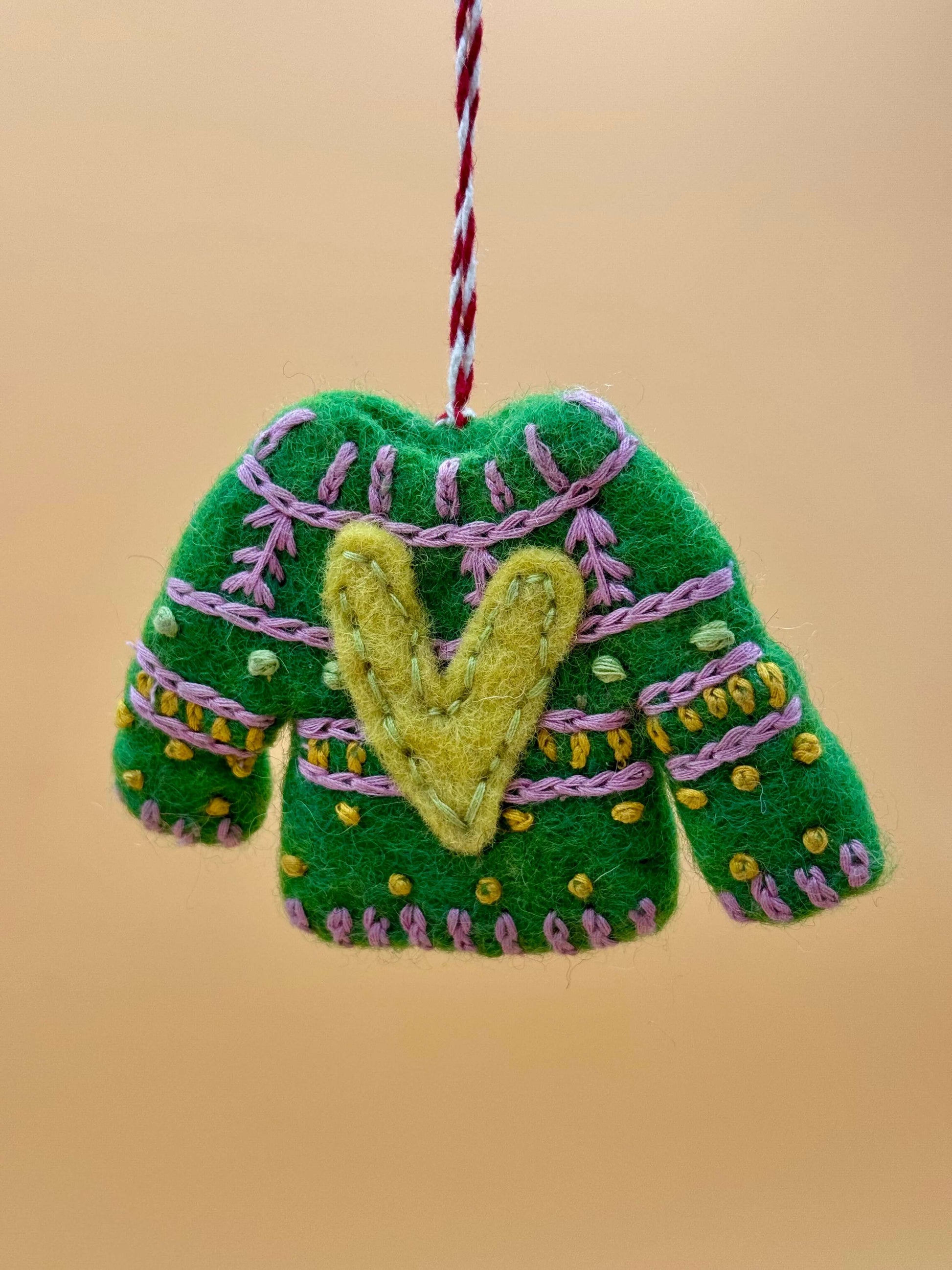 Handgemachter Filzanhänger Schlüsselanhänger in Grün und Gelb, Weihnachtspullover-Design, 100% Wolle, Unikat.