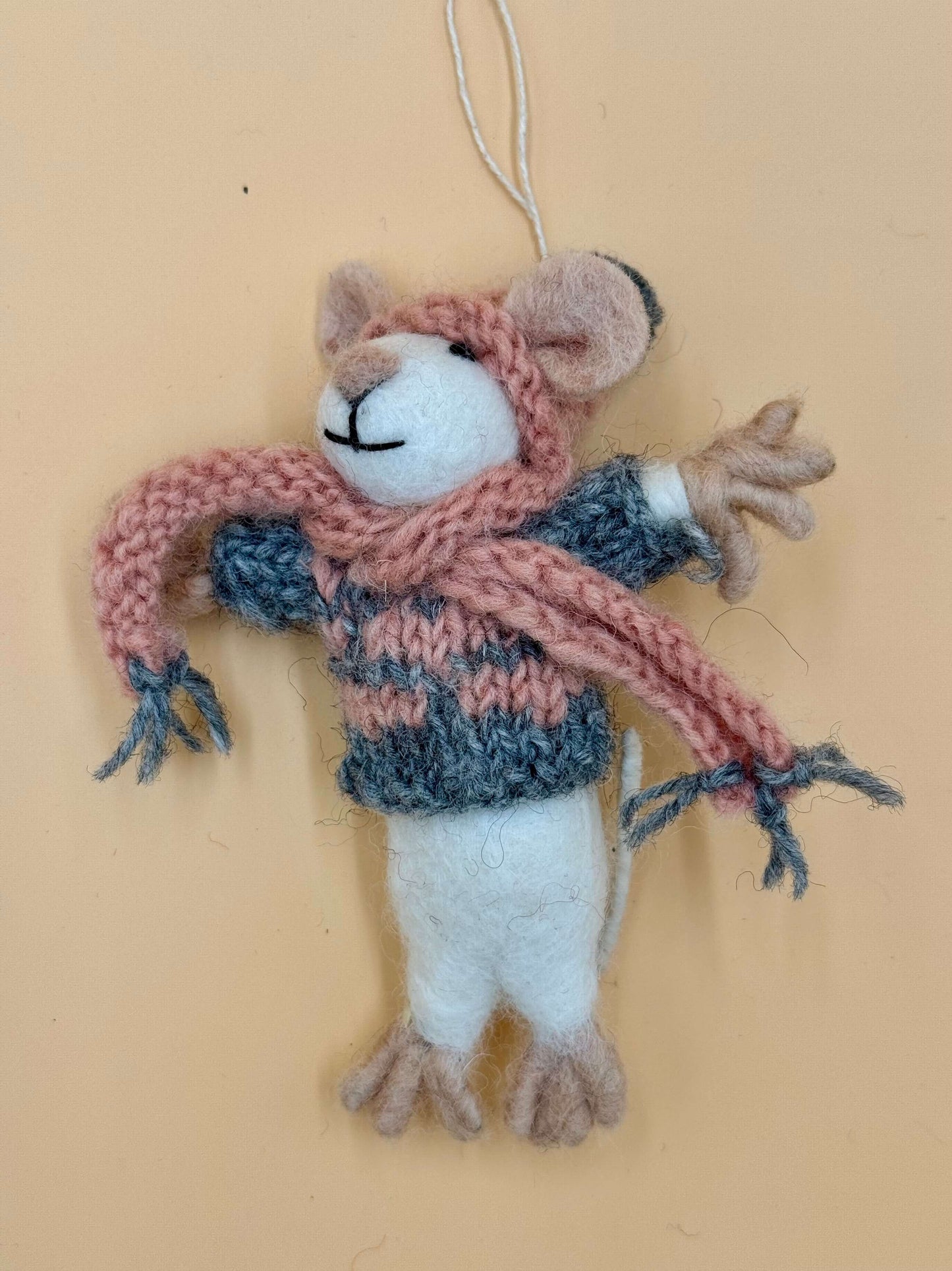 Handmade felt mouse keychain with a hat and scarf in pink and gray colors, unique design, perfect for gifts.