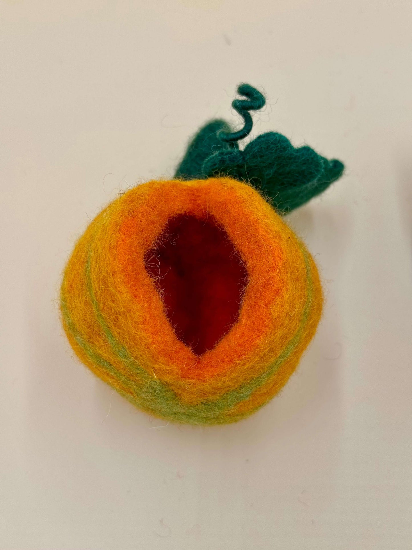 Filzanhänger Schlüsselanhänger Kürbis Mädchen aus Wolle in gelb und grün, handgemacht, Größe M.