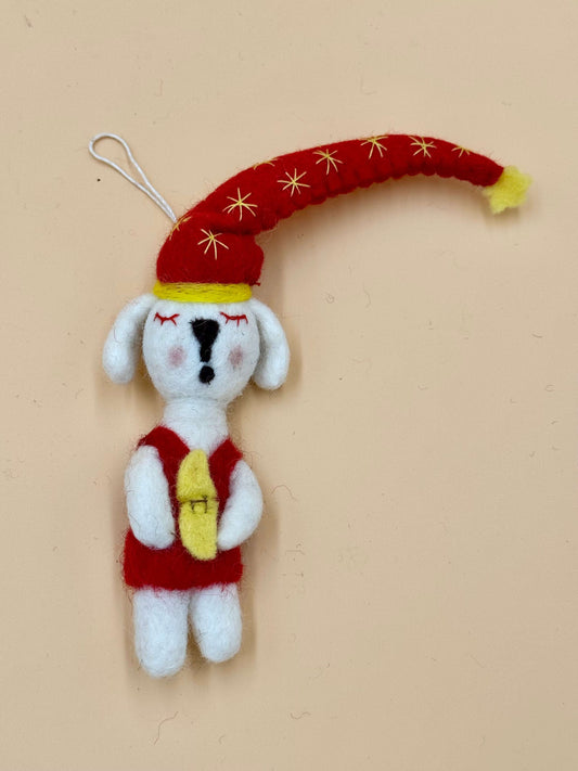 Handmade Filzanhänger Schlüsselanhänger Schlafender Hund in rot, weiß und gelb, aus 100% Wolle, detailreiche Schlafmütze.