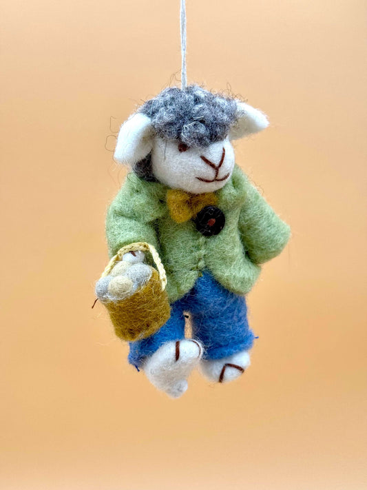 Handgemachter Filzanhänger Schlüsselanhänger Schaf beim Einkaufen, grün und blau, aus 100% Wolle, mit Korb.