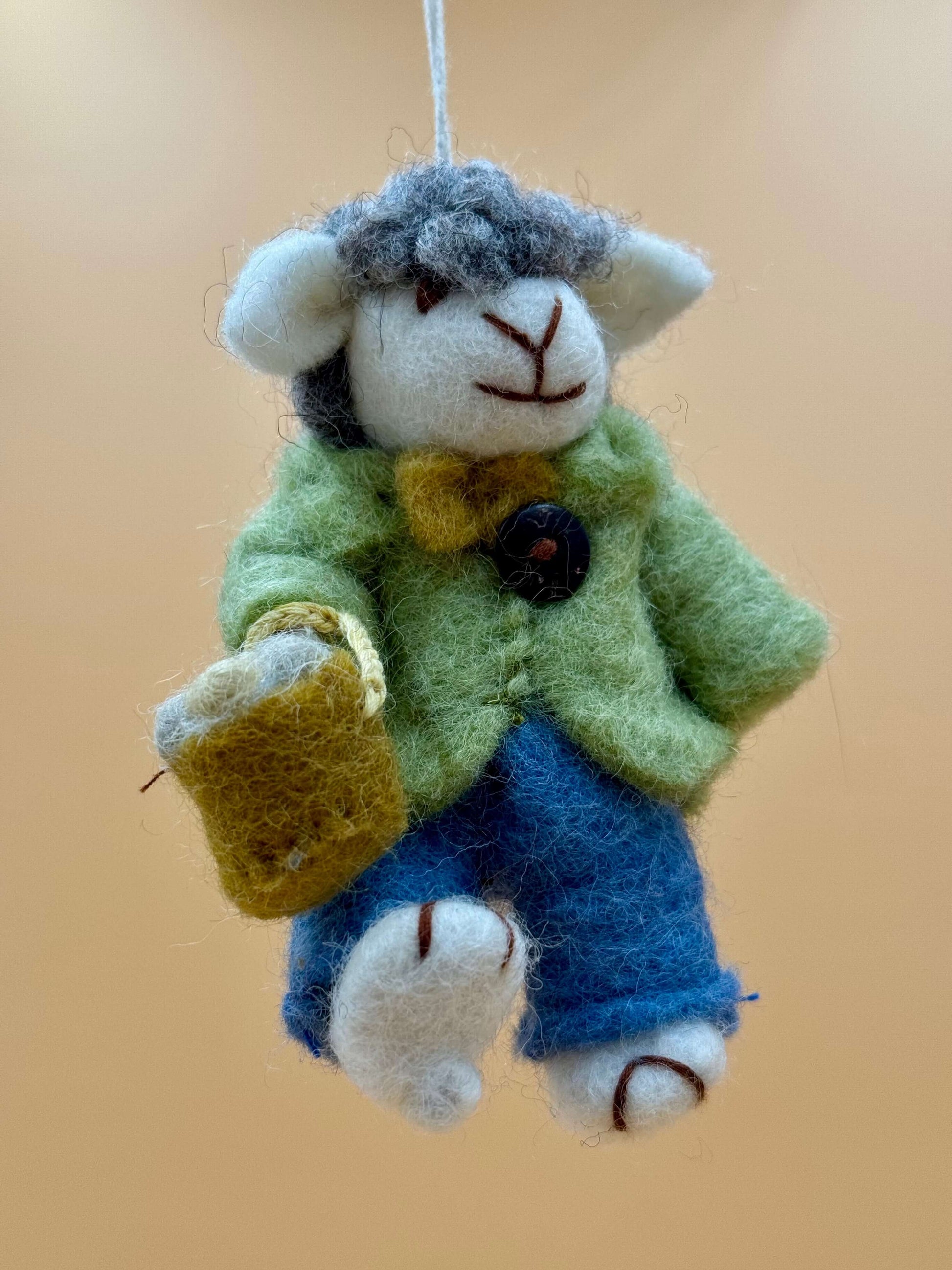 Handgemachter Filzanhänger Schlüsselanhänger Schaf beim Einkaufen in Grün, Blau und Grau, 100% Wolle.