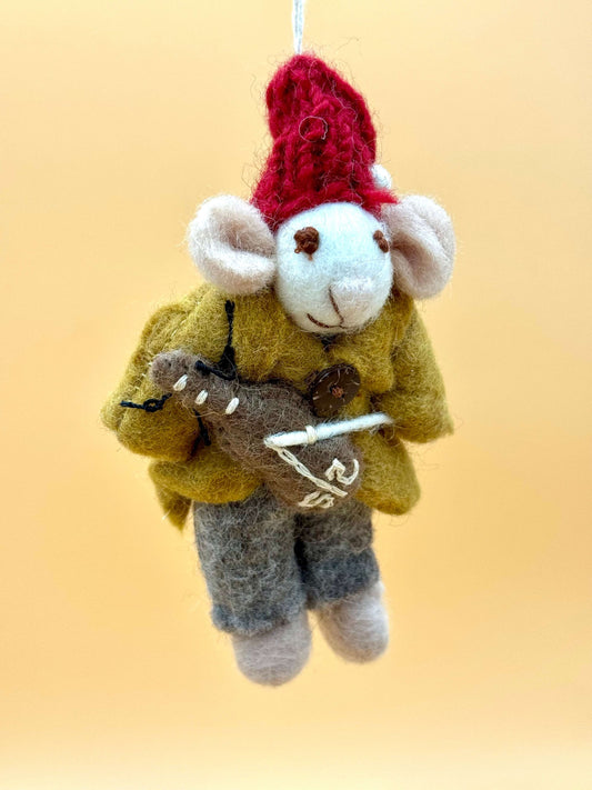 Filzanhänger Schlüsselanhänger Maus in Band Violine, handgemacht aus Wolle, in grau, gelb und rot.