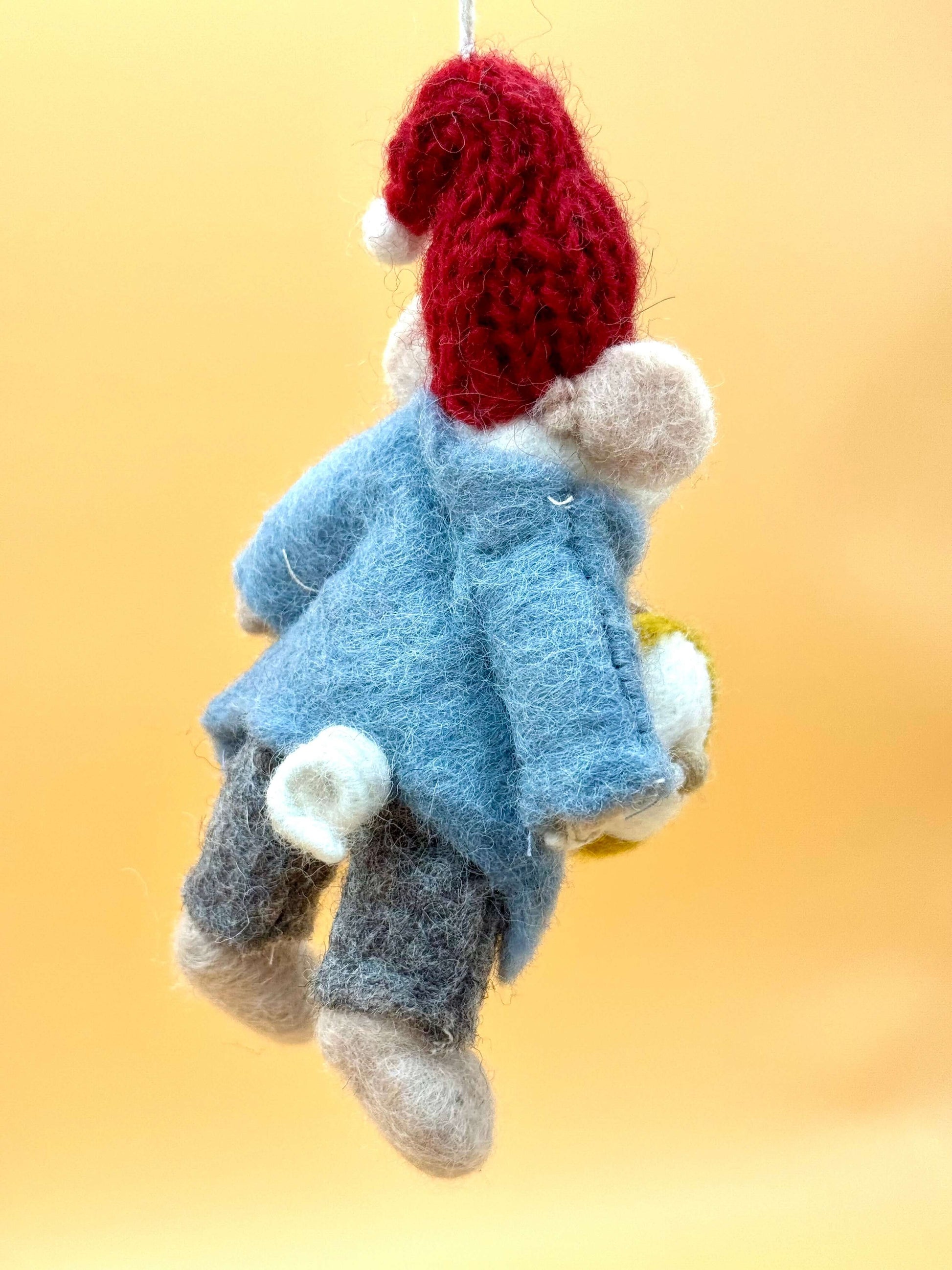 Filzanhänger Schlüsselanhänger Maus in Band Trommel, handgemacht aus 100% Wolle, blau und rot, mit Trommelspiel.