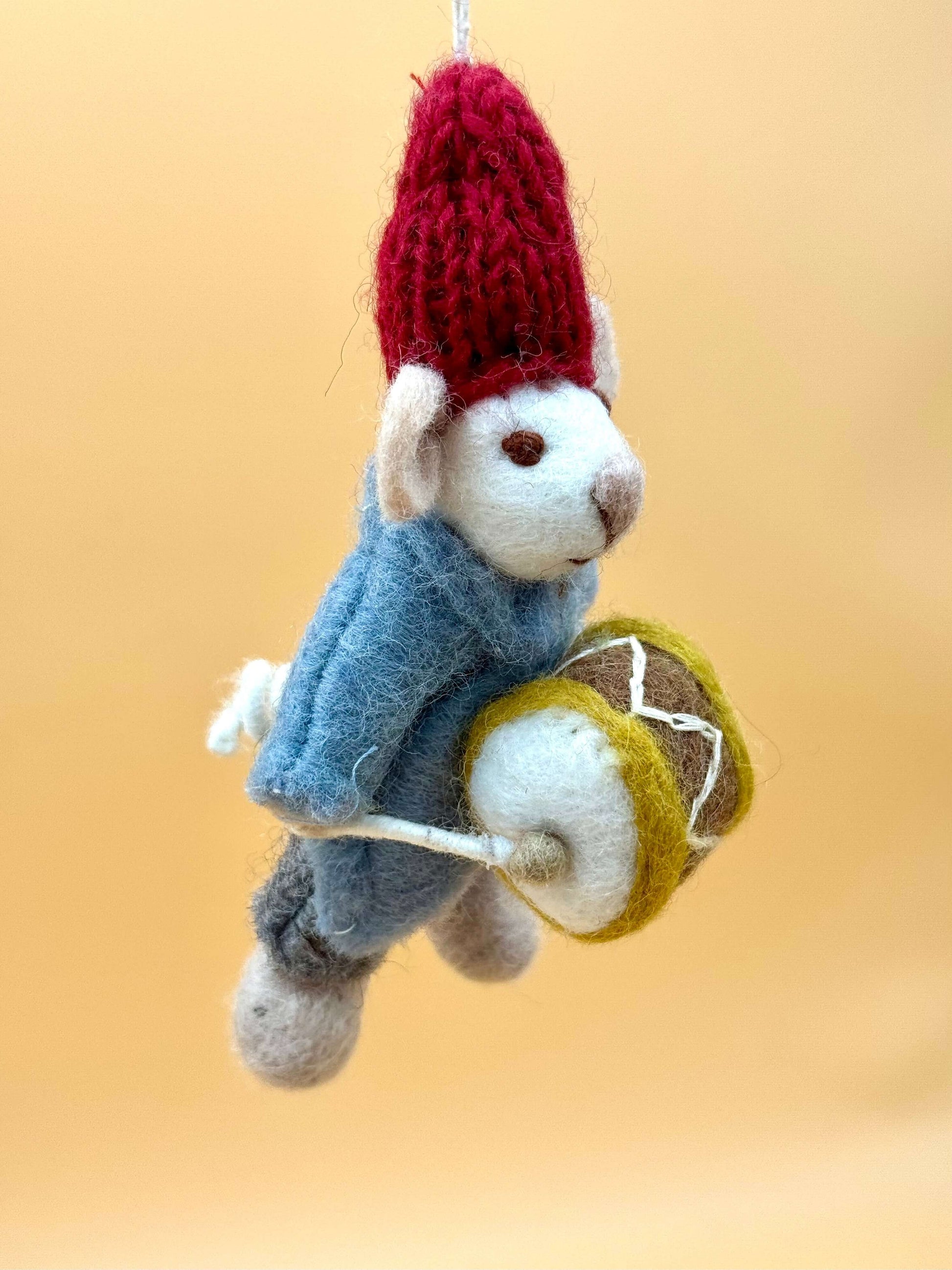 Handmade Filzanhänger Schlüsselanhänger Maus in Band Trommel, 100% Wolle, blau rot weiß, Unikat, Größe M.