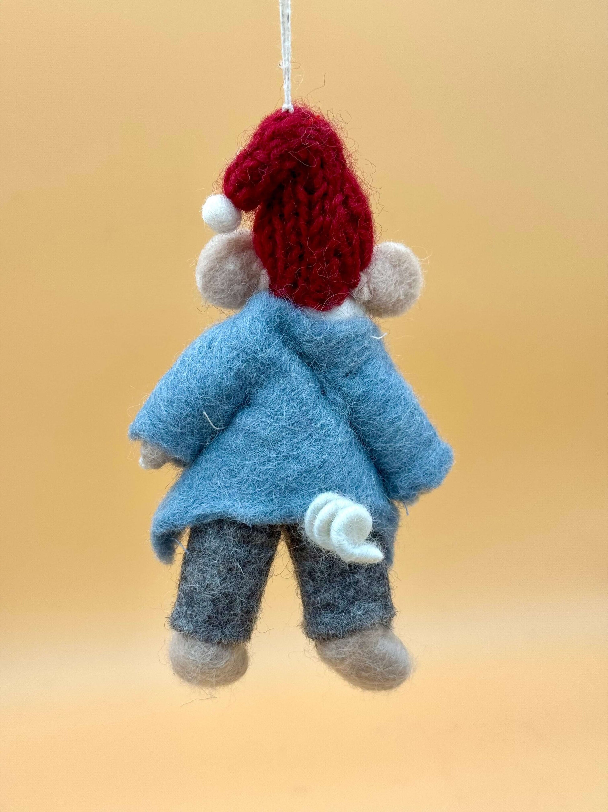 Filzanhänger Schlüsselanhänger Maus in Band Trommel, handgemacht aus Wolle, blau-rotes Design, einzigartiges Unikat.