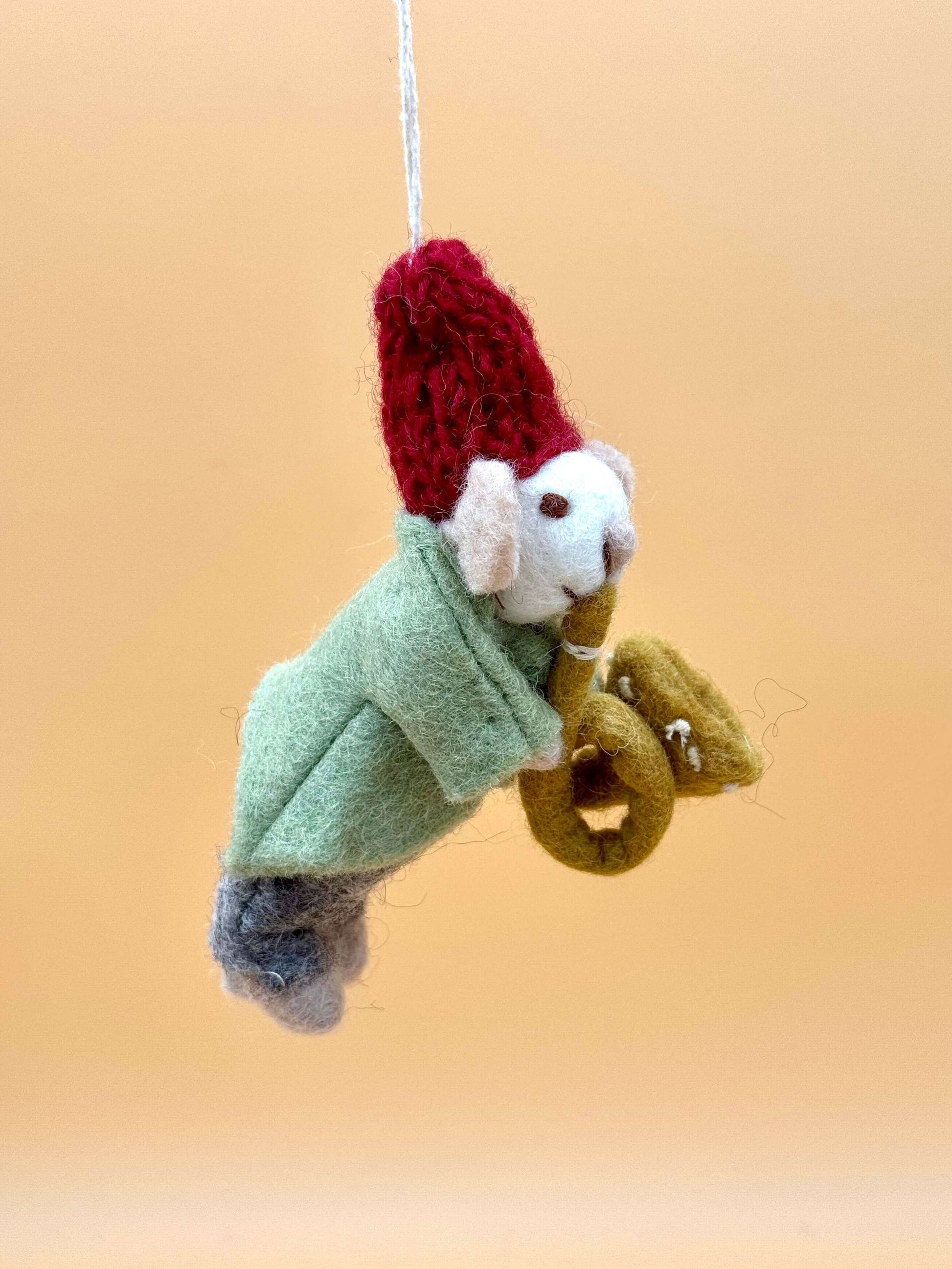 Filzanhänger Schlüsselanhänger Maus in Band Trompeter, handgemacht aus 100% Wolle in grün, rot und weiß.