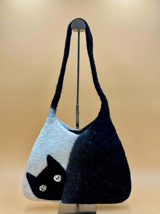 Schultertasche Filztasche Size M Baguette Bag Katze, handgemachte schwarze und weiße Wolltasche mit Katzenmotiv.