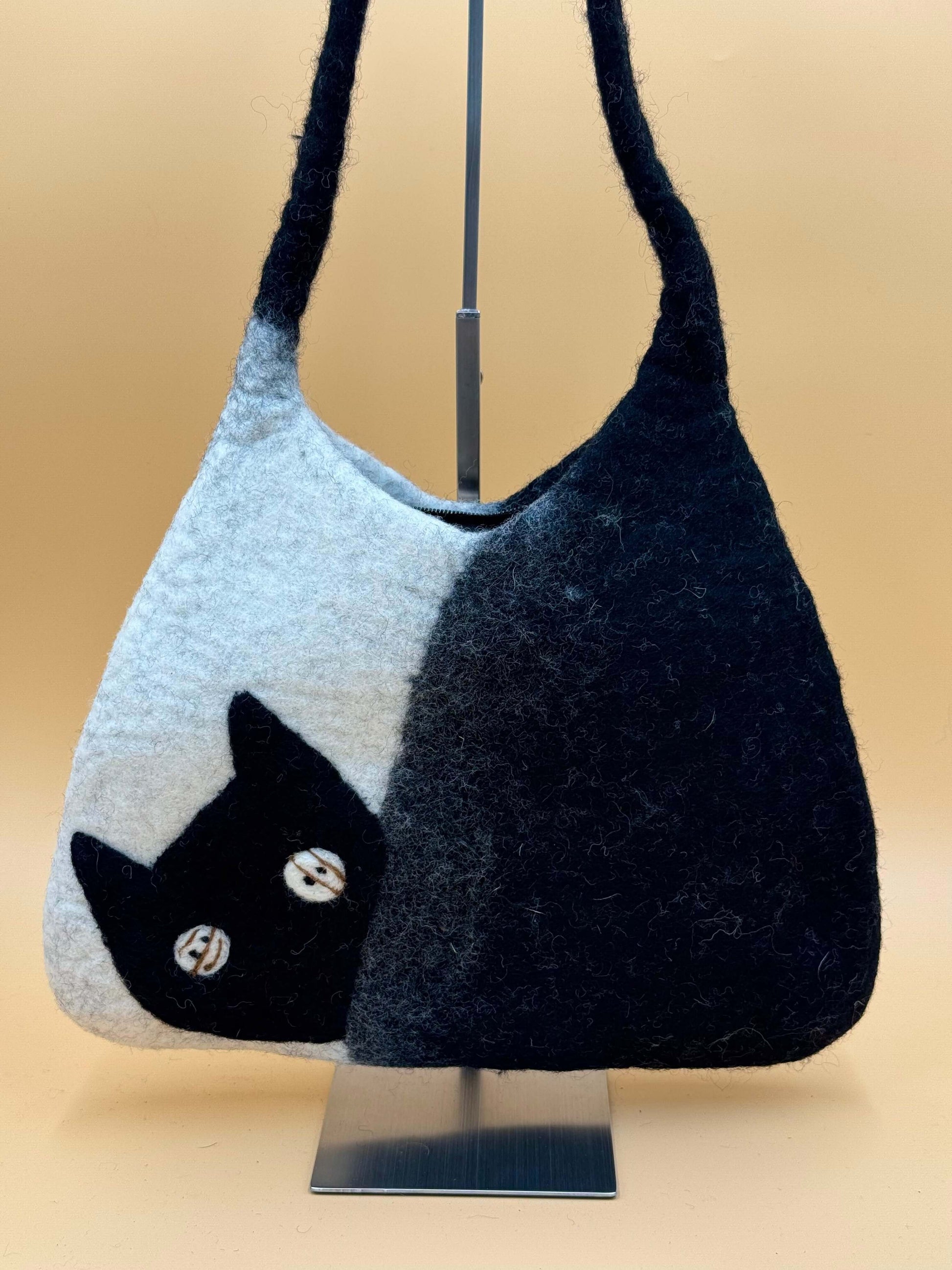 Handgemachte Schultertasche Filztasche Size M Baguette Bag Katze in schwarz-weiß aus 100% Wolle.
