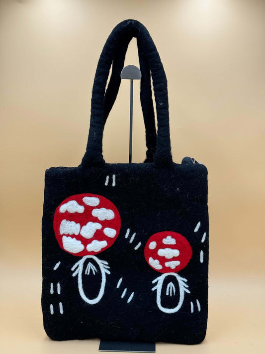 Schultertasche Filztasche Size L Shopper mit Pilzen in schwarz, rot und weiß, handgemacht aus 100% Wolle.