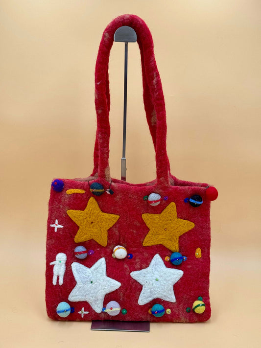 Handgemachte Schultertasche Filztasche Size L Shopper Planeten rot mit bunten Sternen und Verzierungen.