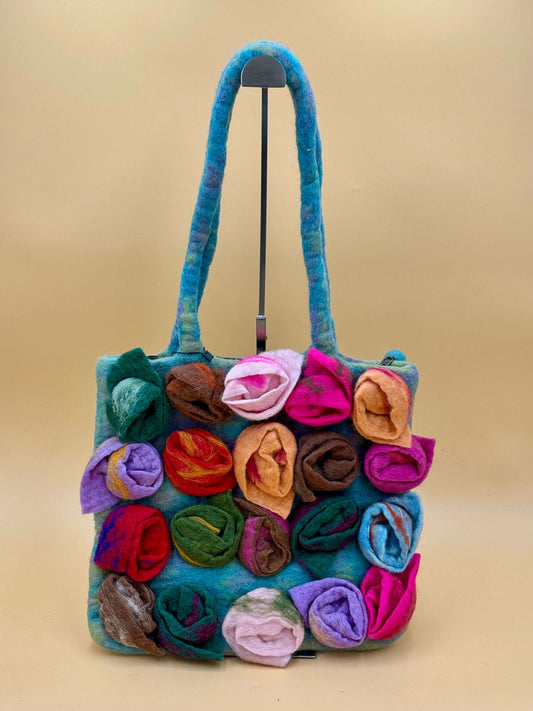 Schultertasche Filztasche Size L Shopper mit bunten Rosen in blau, 33x33cm, handgefertigt aus 100% Wolle.