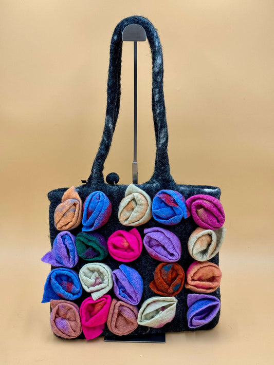 Schultertasche Filztasche Size L Shopper Rosen bunt in Schwarz mit bunten Filzblumen-Dekor, handgefertigt aus 100% Wolle.