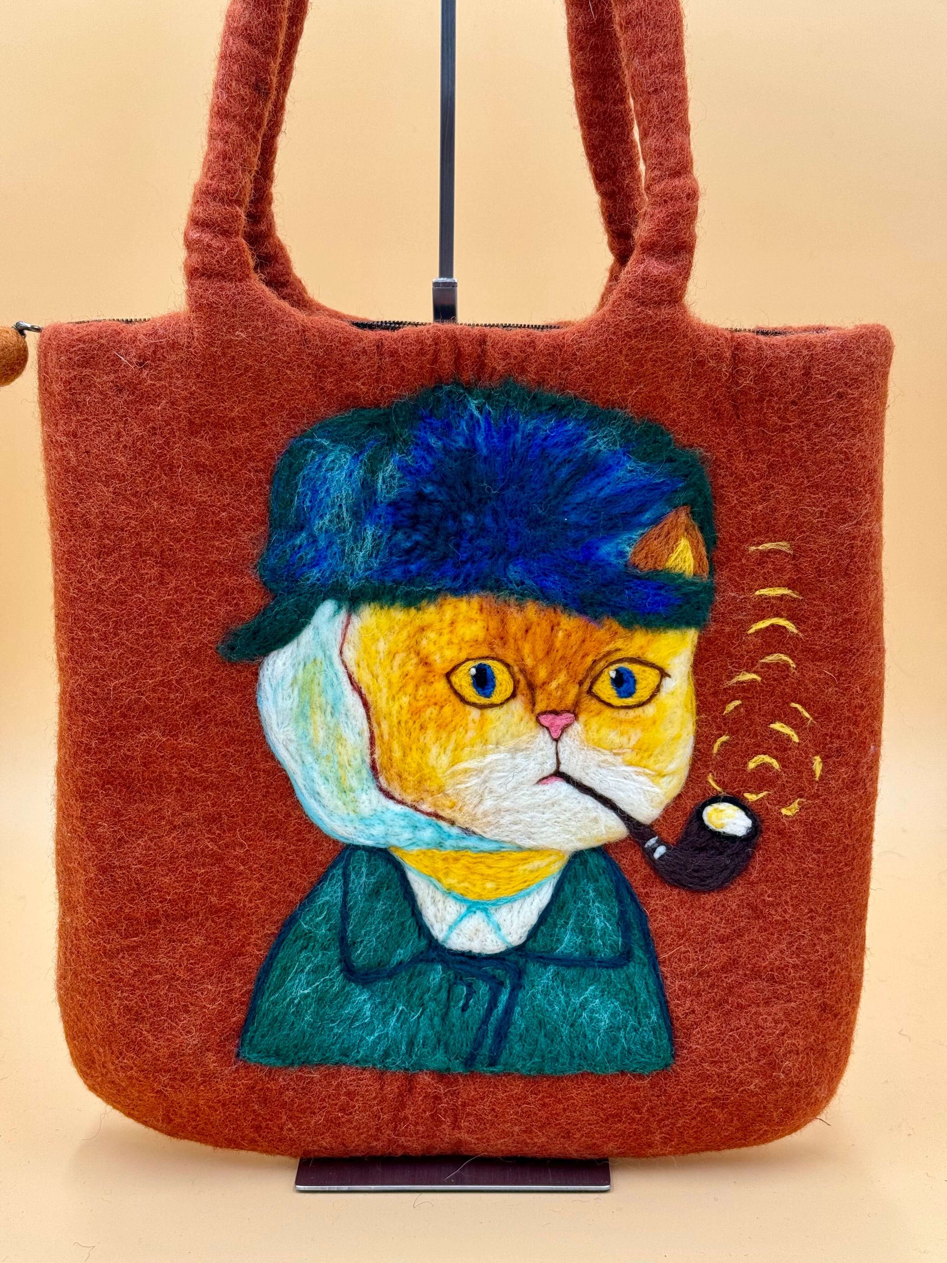 Handgemachte Schultertasche Filztasche Size L mit Van-Gogh Katze Motiv in Braun, Blau und Orange.