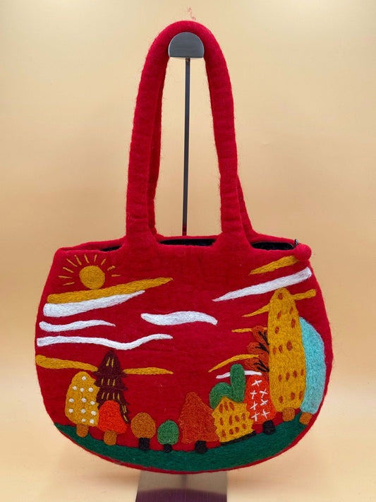 Schultertasche Filztasche Size L in rot mit bunten Häusern und Landschaftsmotiv, handgefertigt aus 100% Wolle.