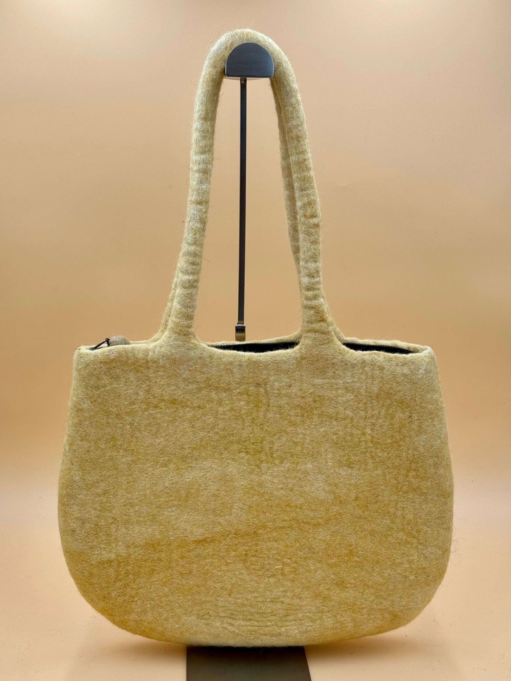 Beige Schultertasche Filztasche Size L Totes Bag, handgemachtes Design, ideal für Alltag und elegante Ausflüge.