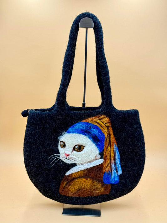 Schultertasche Filztasche Size L mit einzigartigem Katzen-Design, inspiriert von Perle Mädchen, handgemacht aus 100% Wolle.