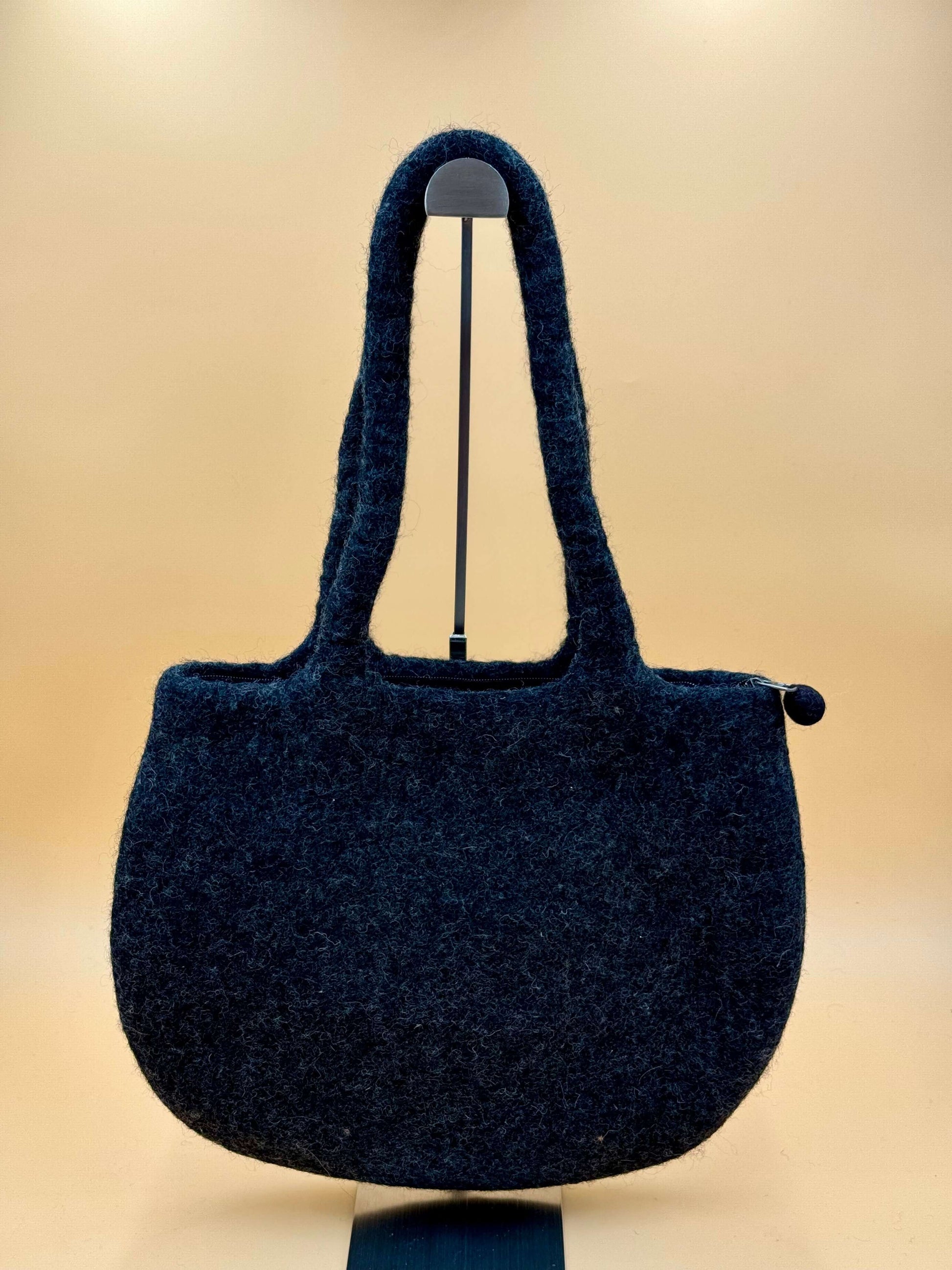 Handgemachte Schultertasche Filztasche in grau, Größe L, einzigartiges Design, ideal für den täglichen Gebrauch.
