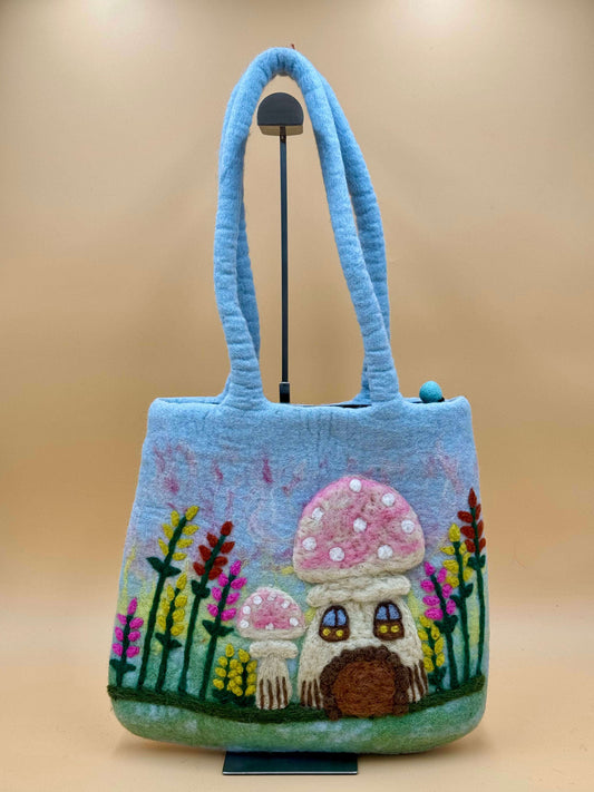 Handgemachte Schultertasche Filztasche Size L mit Pilz Häuschen, 100% Wolle in blau, rosa, braun und gelb.