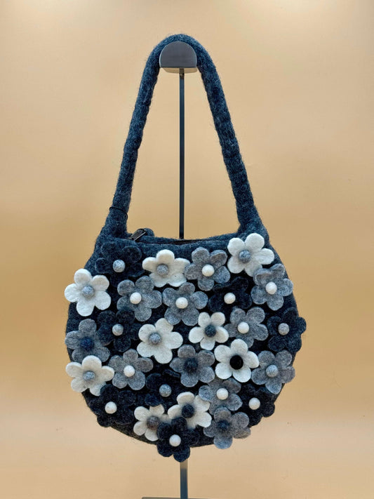 Schultertasche Filztasche Size M Baguette Bag Blumen grau mit handgefertigten floralen Applikationen.