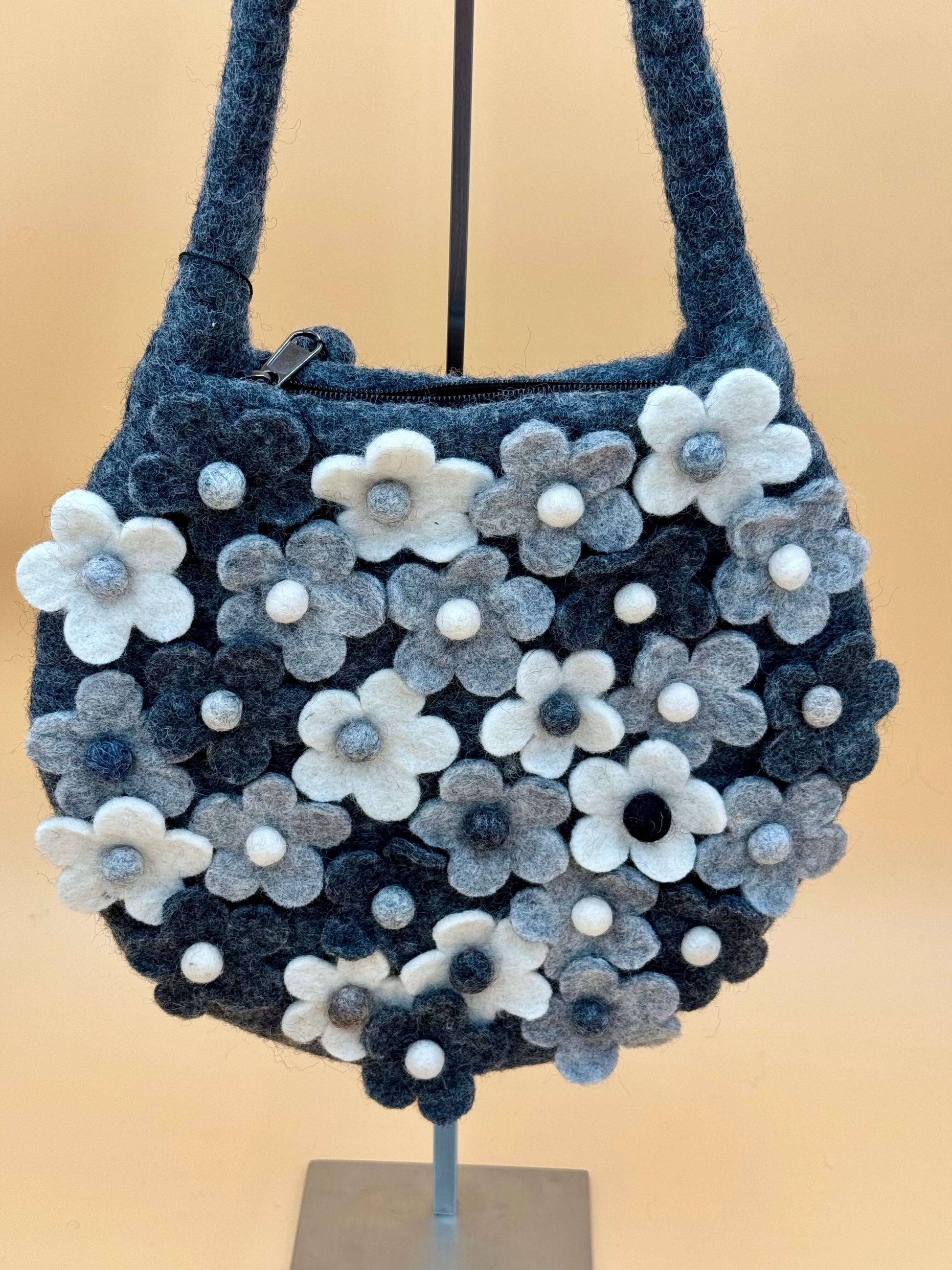 Schultertasche Filztasche Size M Baguette Bag mit Blumen in grau, handgemacht aus 100% Wolle, praktisches Design mit Reißverschluss.