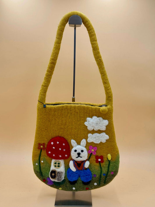 Handgemachte Schultertasche Filztasche Size M Baguette Bag mit Hase und Häuschen, 100% Wolle, bunt, für kleine Utensilien.