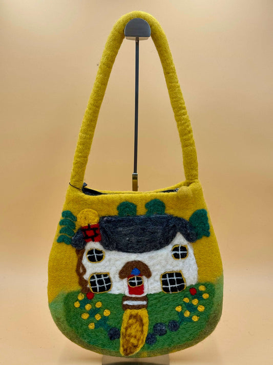 Schultertasche Filztasche Size M in gelb, handgefertigt mit Hausmotiv, ideal für kleine Gegenstände.