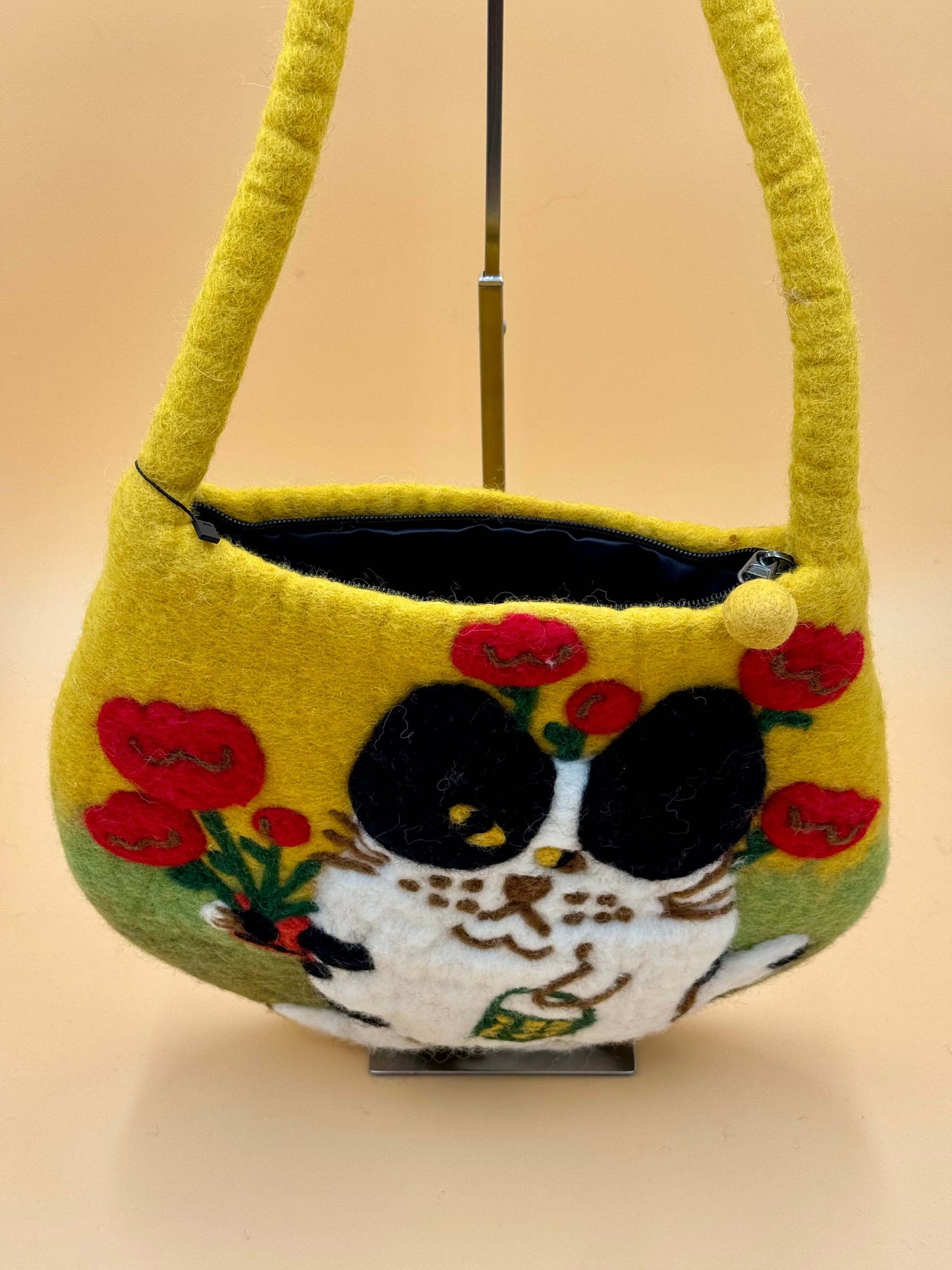 Schultertasche Filztasche Size M Baguette Bag mit Katze und Tulpe, handgemacht, gelb mit roten Blumen.