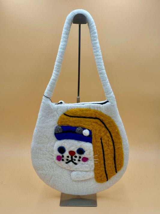 Handgefertigte Schultertasche Filztasche Size M mit verspieltem Katzendesign für Mädchen, aus 100% Wolle.