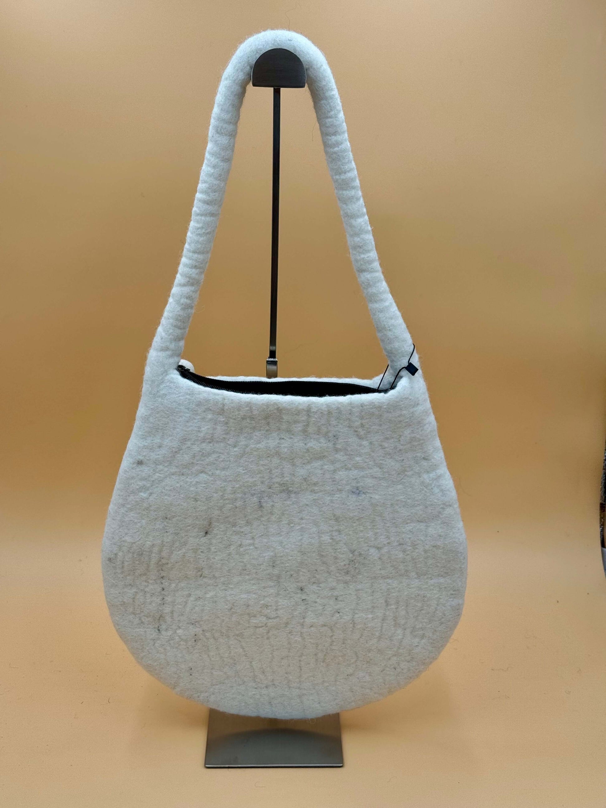 Schultertasche Filztasche Size M Baguette Bag Mädchen mit Perle, handgemachte weiße Wolltasche mit Reißverschluss.