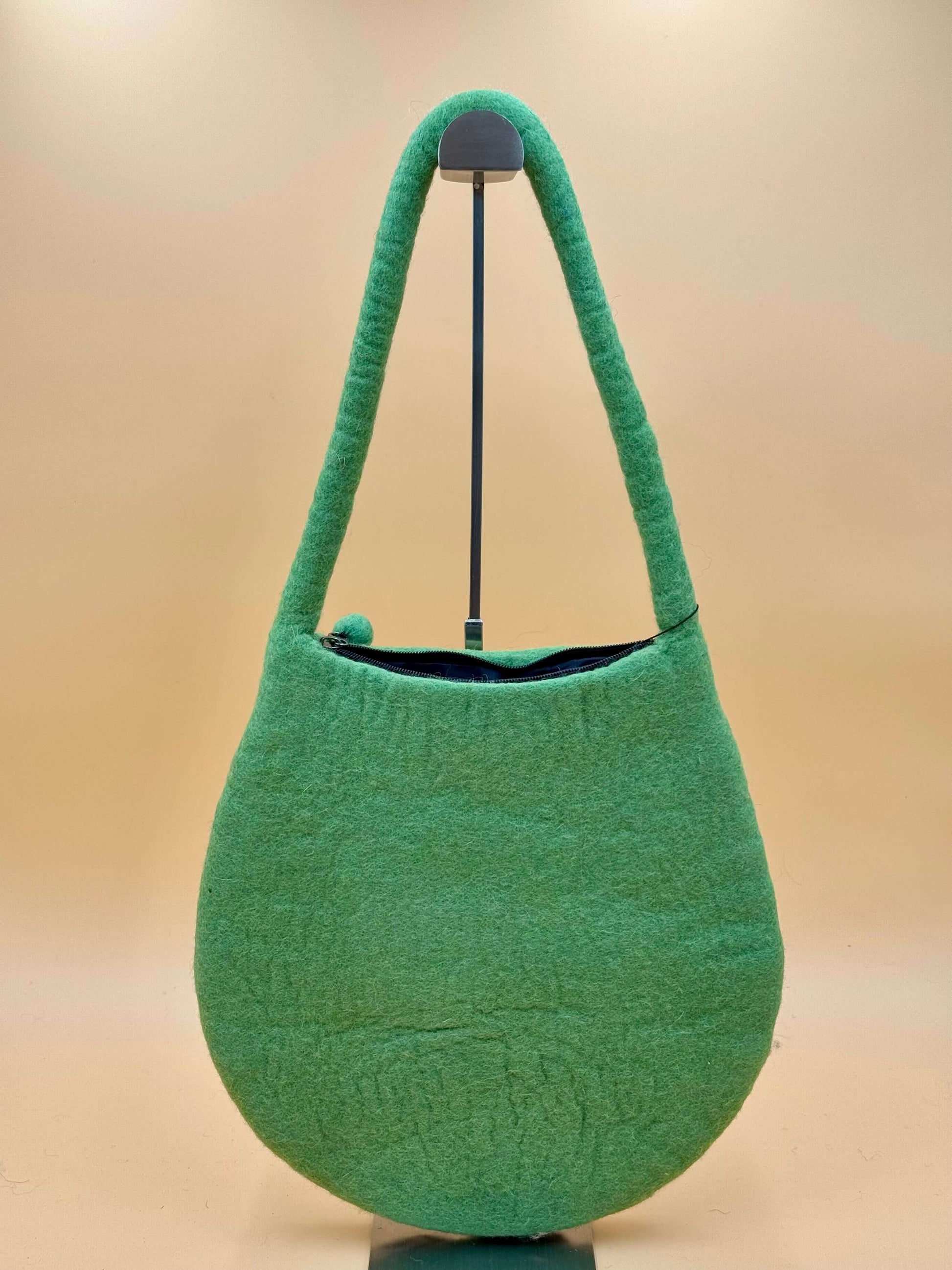 Handgemachte Schultertasche Filztasche in grün, Baguette Bag Size M, ideal für iPad und Kleinigkeiten.