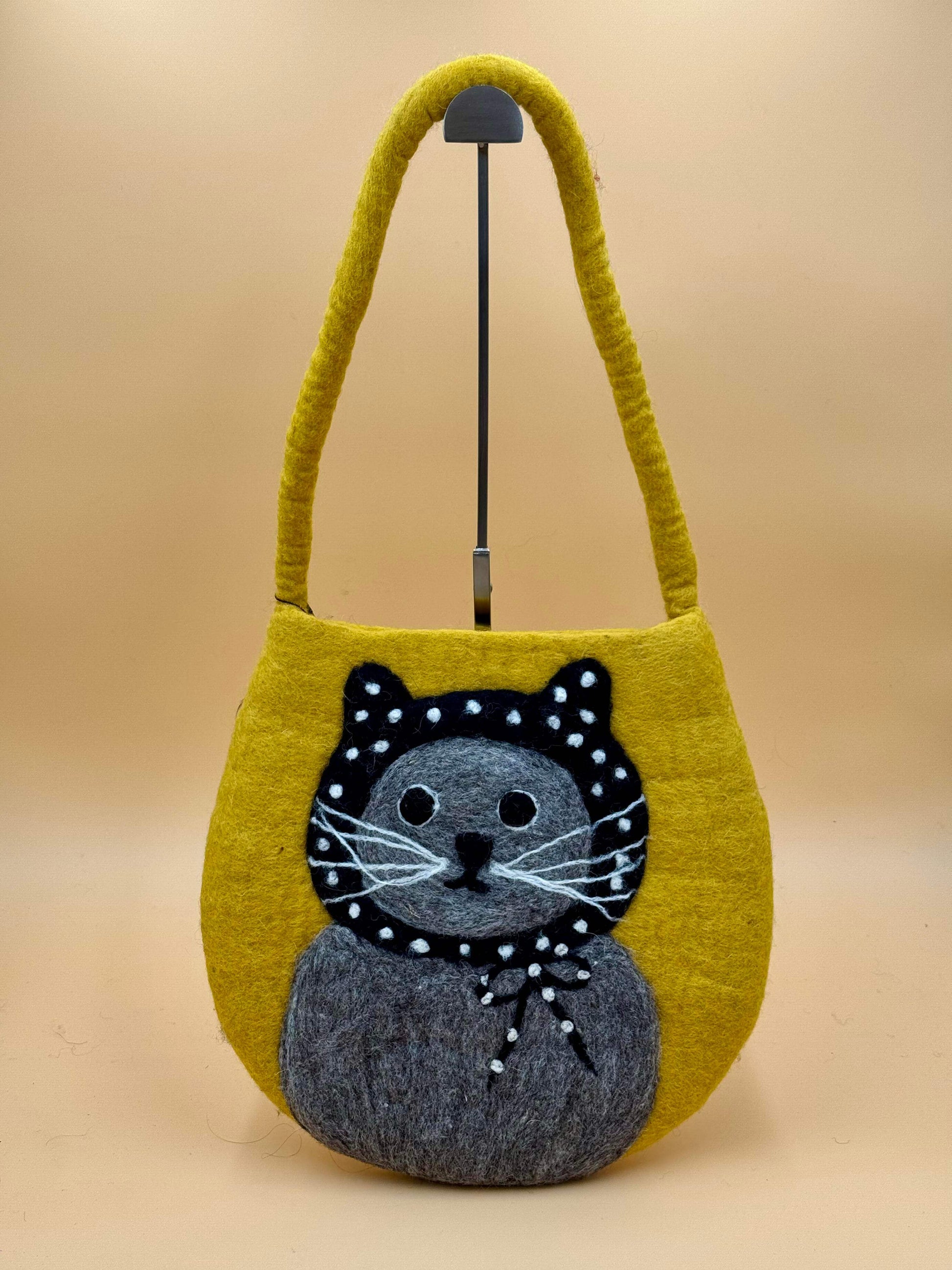 Schultertasche Filztasche Size M Baguette Bag in gelb mit schwarzer Katze und Kopftuch, handgemacht aus 100% Wolle.
