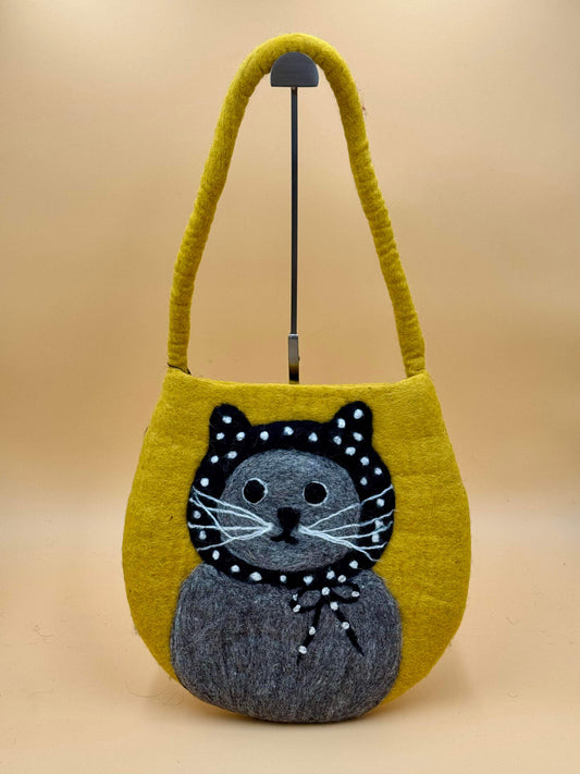 Schultertasche Filztasche Size M Baguette Bag in gelb mit schwarzer Katze und Kopftuch, handgemacht aus 100% Wolle.