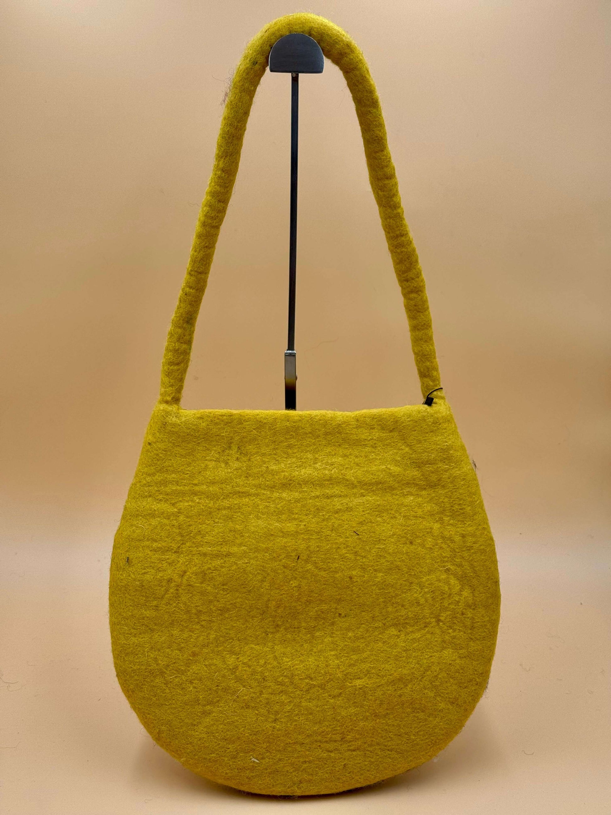 Handgemachte Schultertasche Filztasche Größe M in gelb, ideal für iPad, Trinkflasche und mehr.