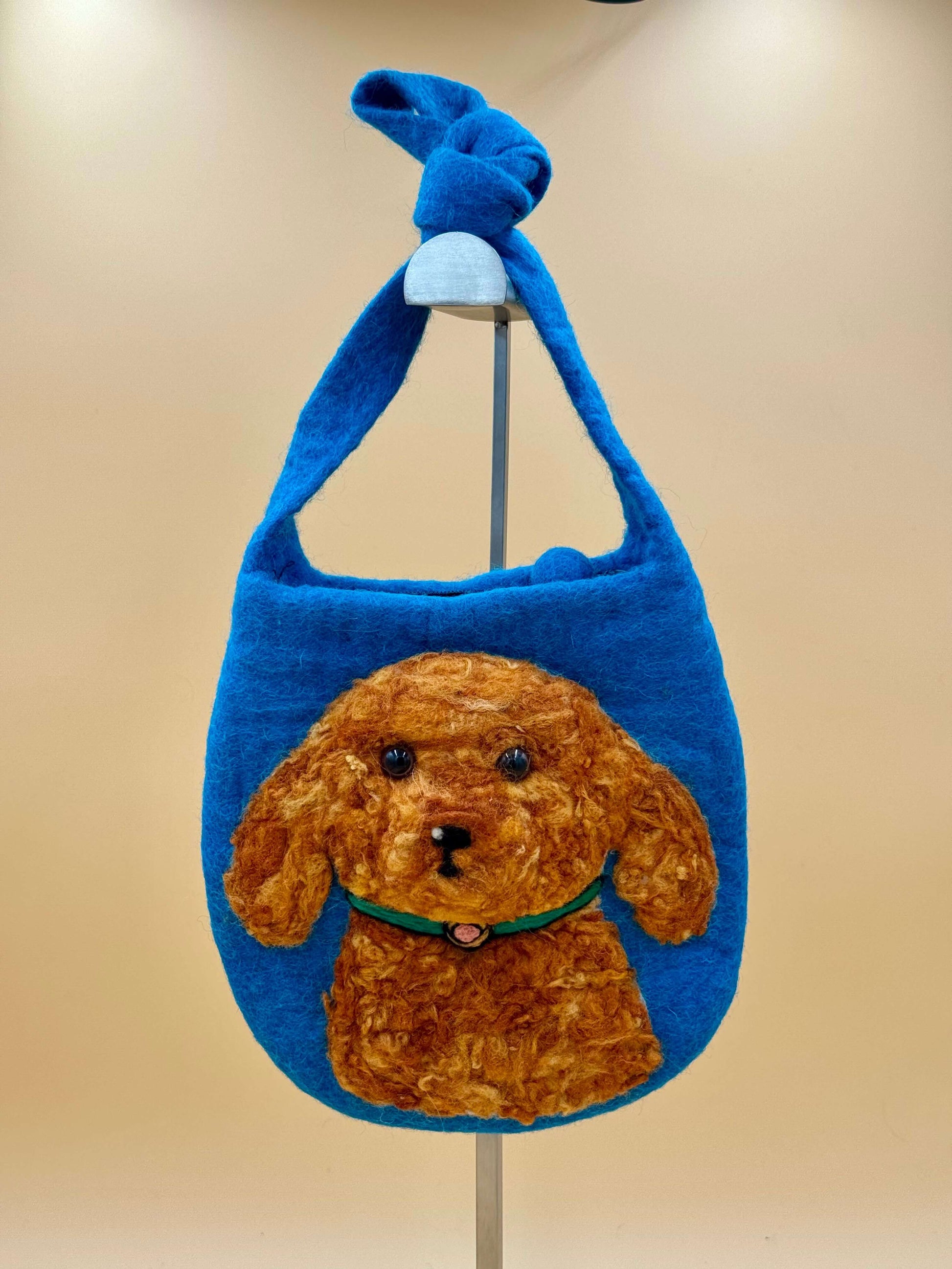 Blau braune Schultertasche Filztasche Size S Baguette Bag mit 3D Teddy-Hund Design, handgemacht aus 100% Wolle.