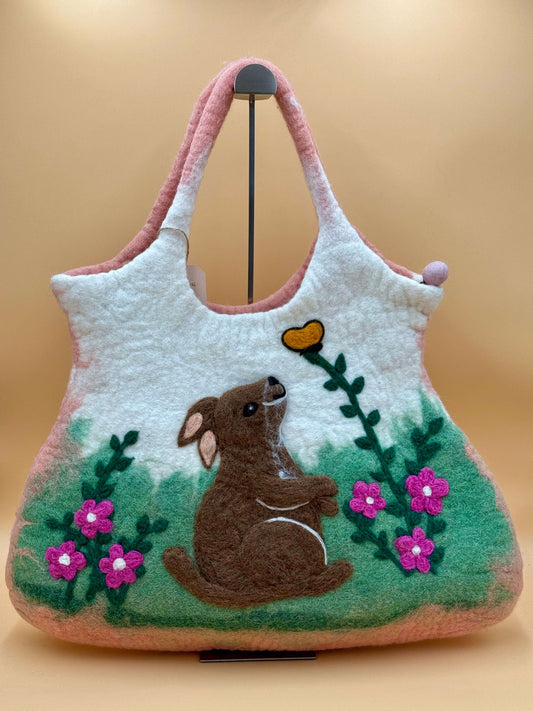 Schultertasche Filztasche Size XL Large Bag Hase in rosa, grün, braun mit handgefertigtem Hasenmotiv und Blumen.