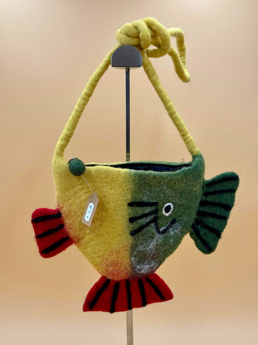 Umhängetasche Filztasche Size S Crossbody Fisch in gelb, grün, rot, handgefertigt aus Wolle, ideal für kleine Dinge.