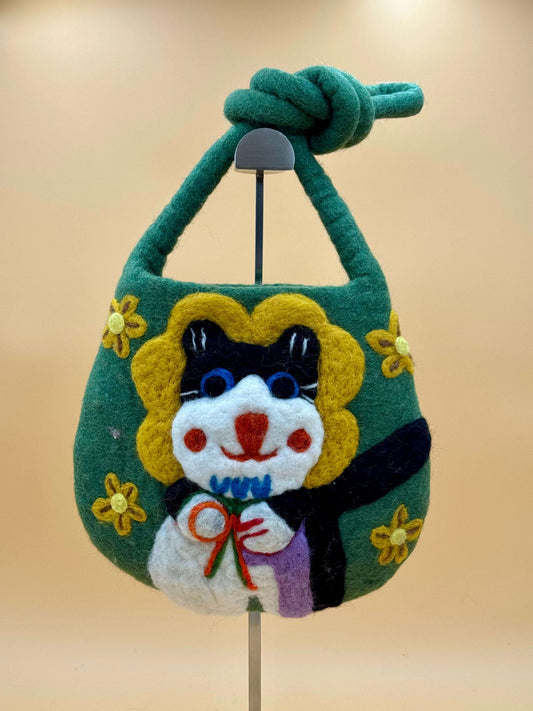 Handgemachte Umhängetasche Filztasche Size S mit Katzenmotiv, grün, perfekt für Geldbörse und Kleinigkeiten.