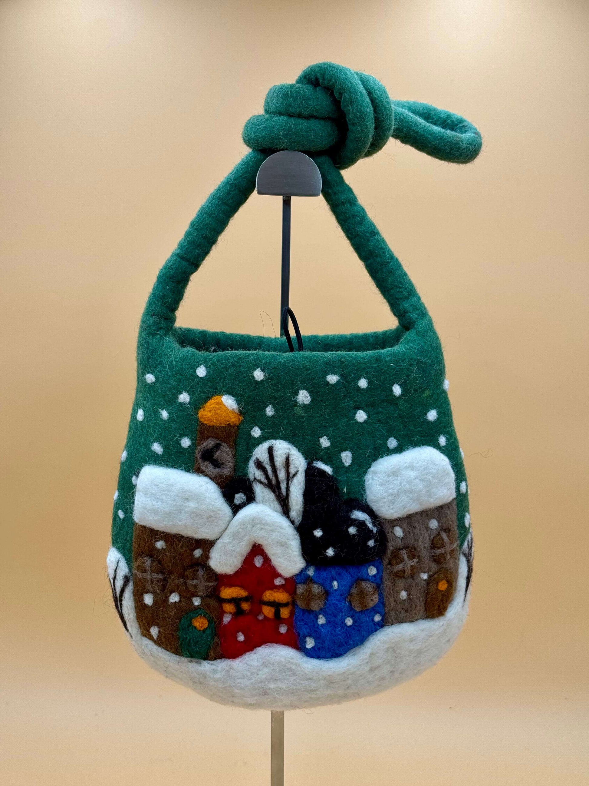 Umhängetasche Filztasche Size S Crossbody grün mit Schneeszene und Häuschen aus Wolle, handgemacht, 28x25 cm.