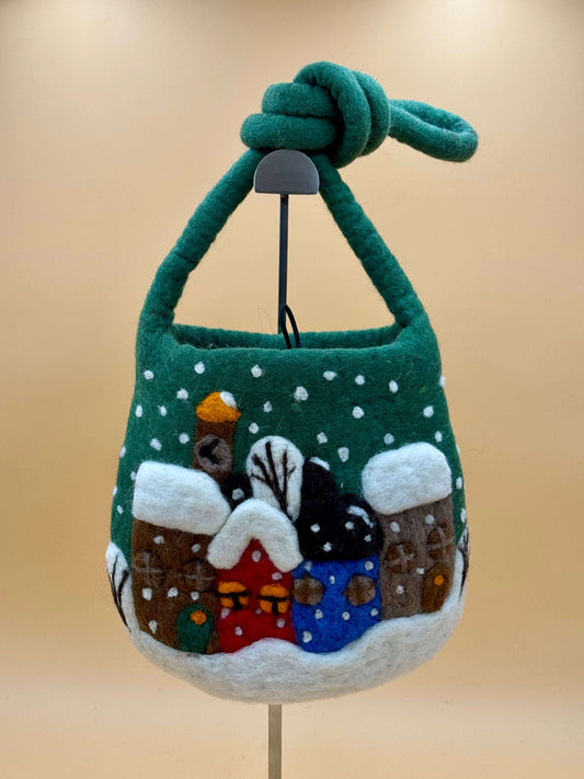 Umhängetasche Filztasche Size S Crossbody grün mit Schneeszene und Häuschen aus Wolle, handgemacht, 28x25 cm.