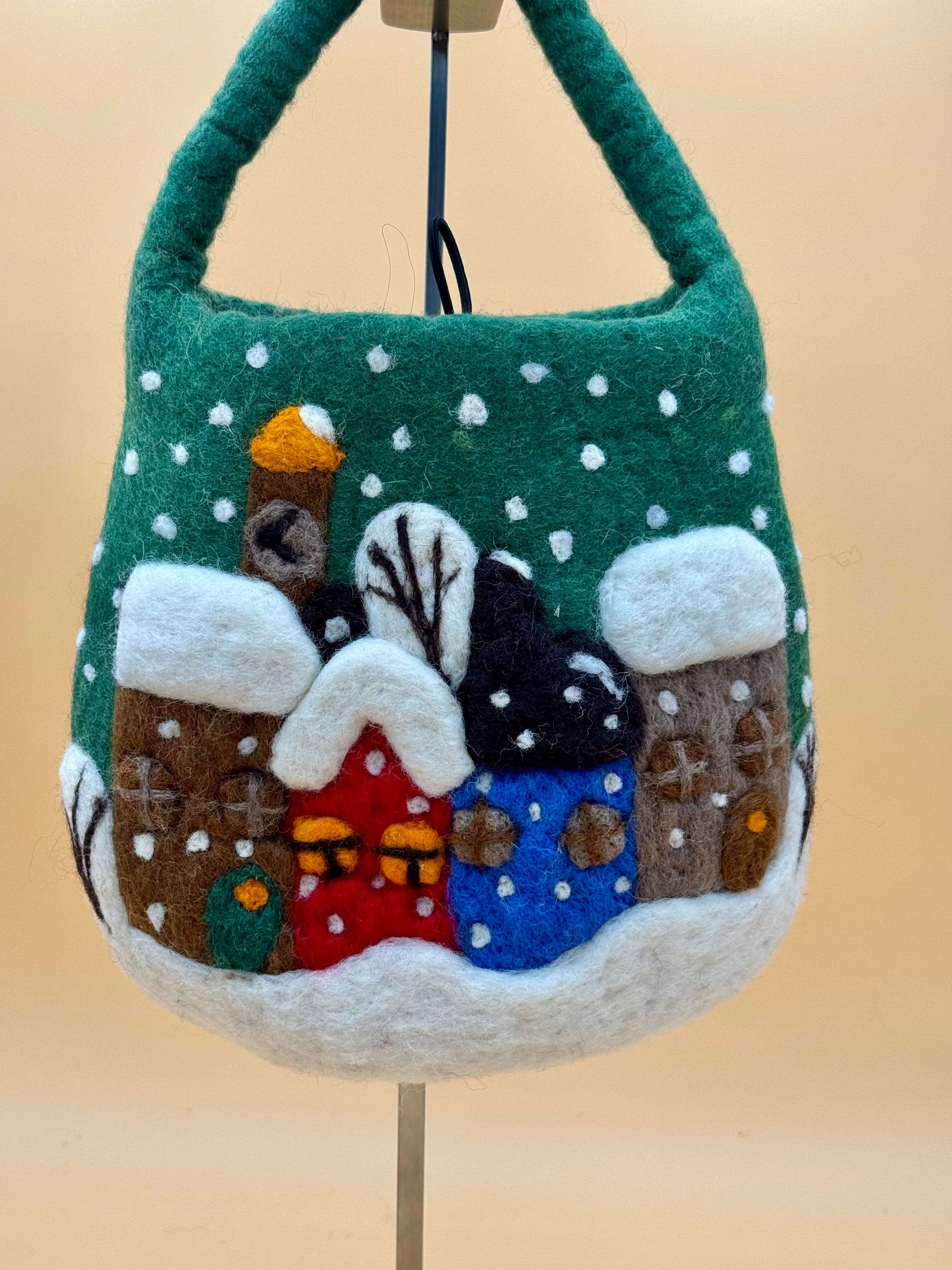 Handgemachte Umhängetasche Filztasche Size S in grün mit Schnee Häuschen Design, ideal für Geldbörse und Handy.