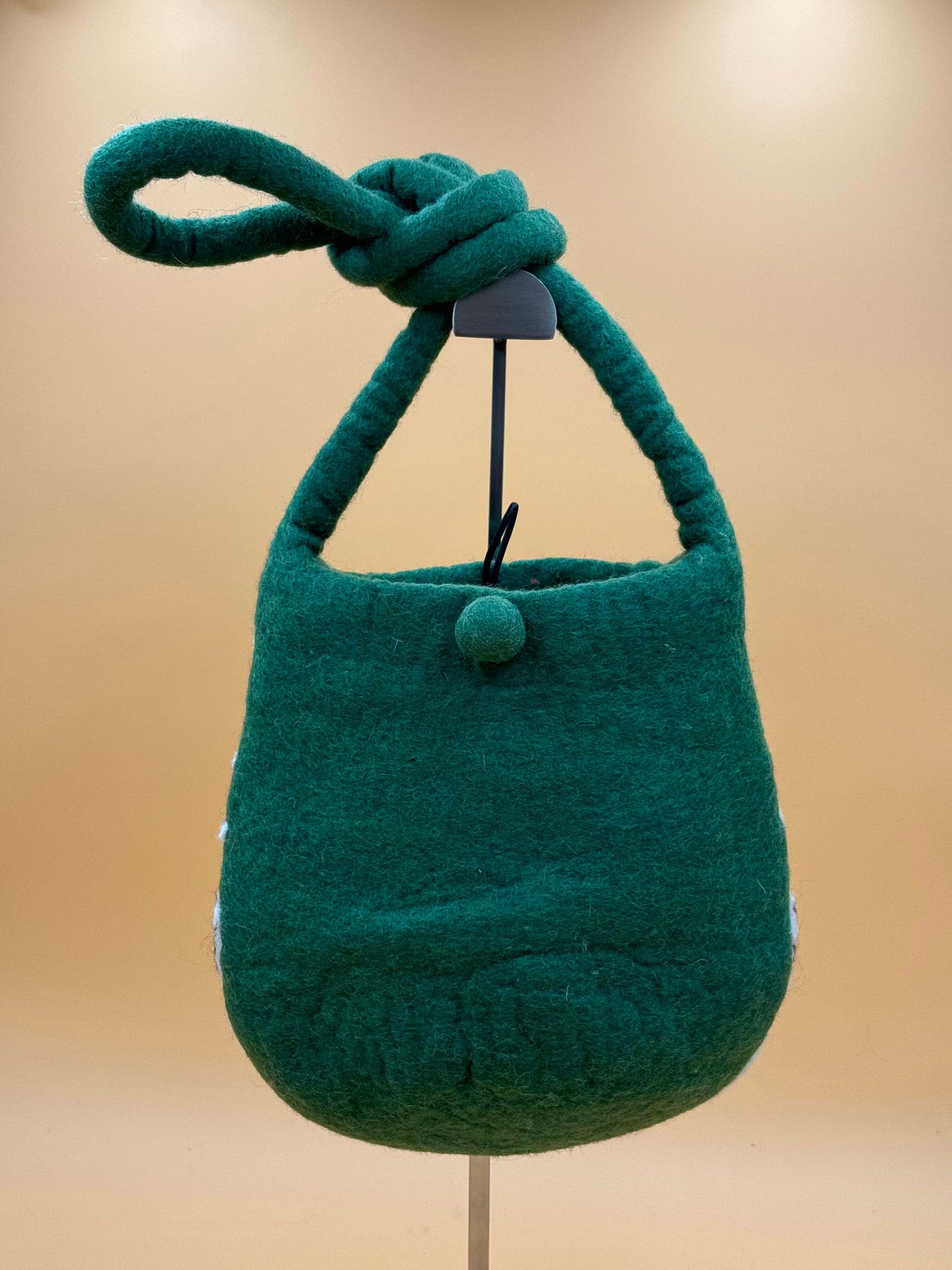 Umhängetasche Filztasche Size S Crossbody in grün, Handgemacht aus 100% Wolle mit Knopfverschluss und einzigartiger Form.