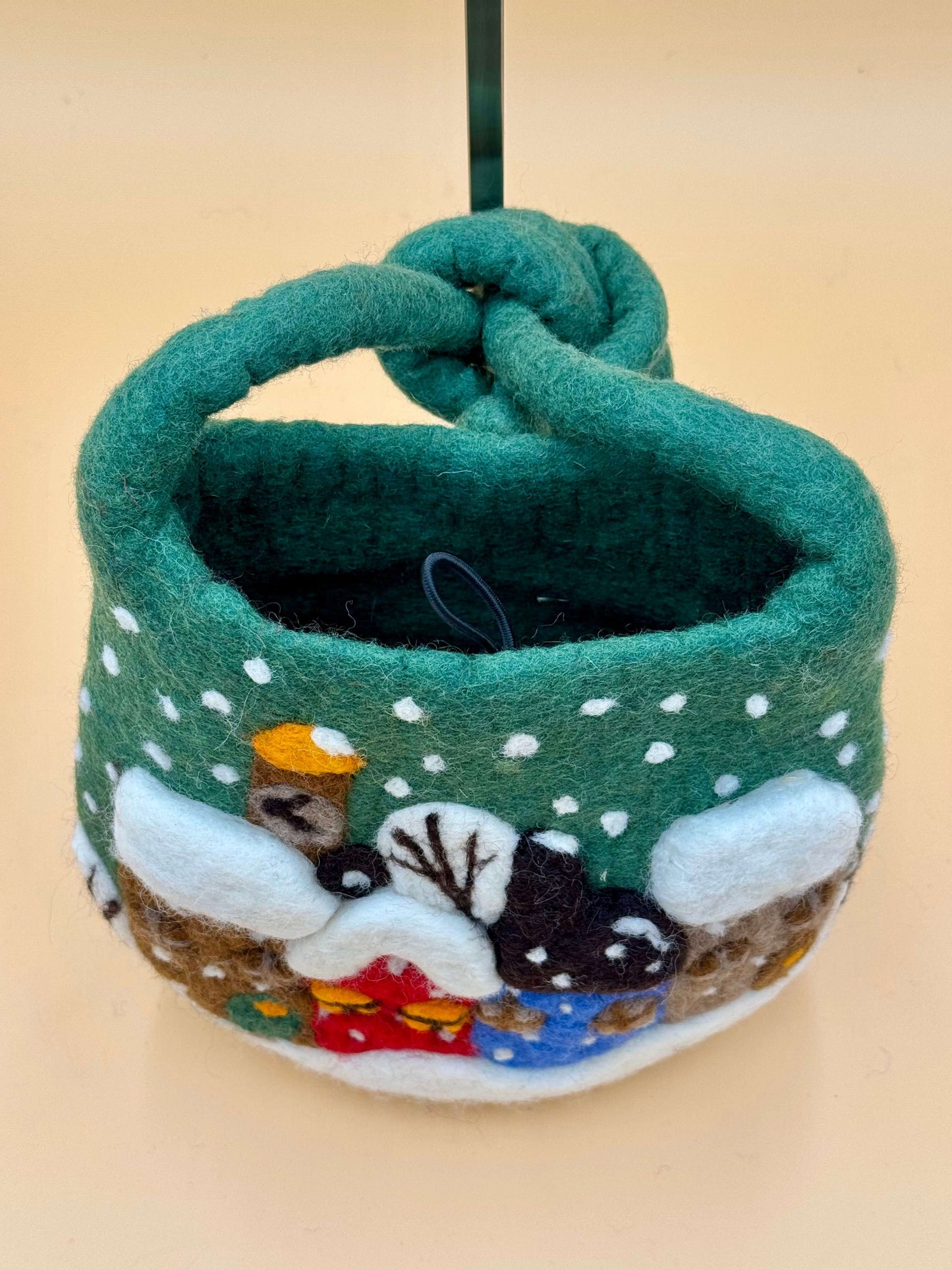 Umhängetasche Filztasche Size S Crossbody in grün mit Schnee Häuschen Design, handgefertigt aus 100% Wolle.