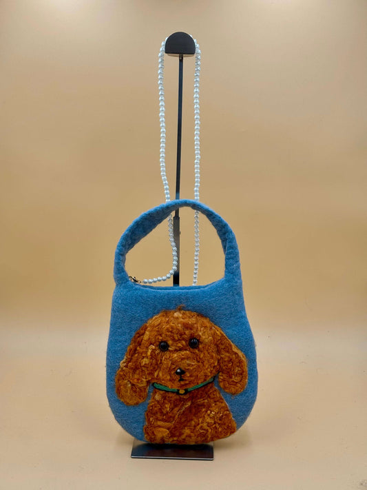Umhängetasche Filztasche Size S in blau mit 3D Teddy-Hund Design, ideal für Geldbörse, Handy und Kleinigkeiten.