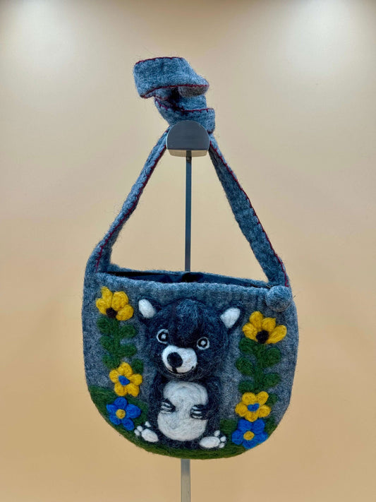 Umhängetasche Filztasche Size S Crossbody Waschbär grau mit bunten Blumenmustern, handgefertigt aus 100% Wolle.