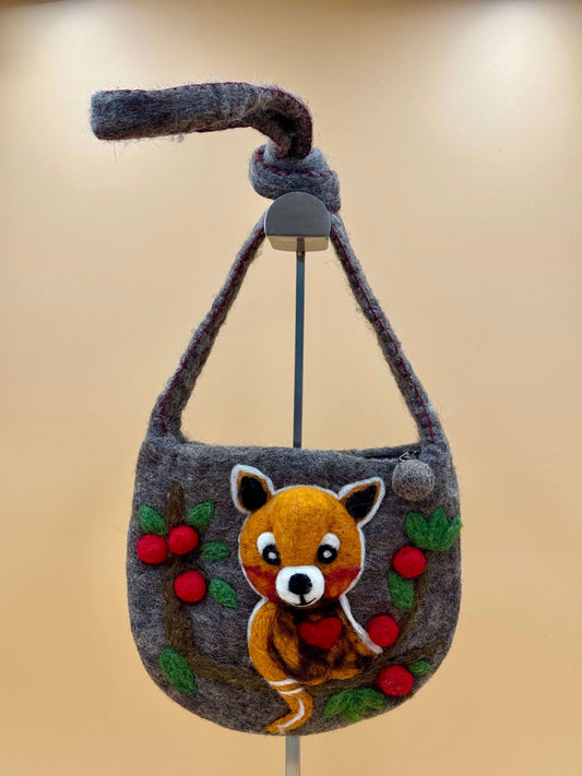 Umhängetasche Filztasche Size S Crossbody mit rotem Panda, handgemacht aus Wolle, grau-braun, ca. 22x20 cm.